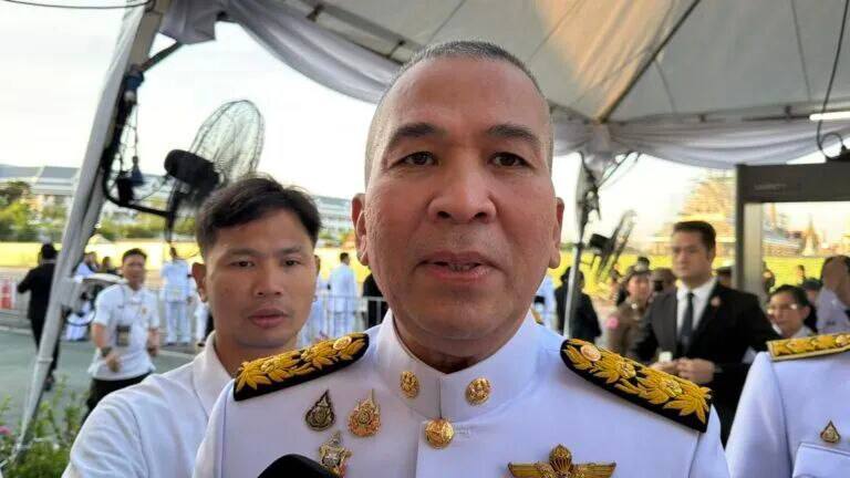 泰国新闻:前总理他信无条件获释!电子脚镣当场拆除