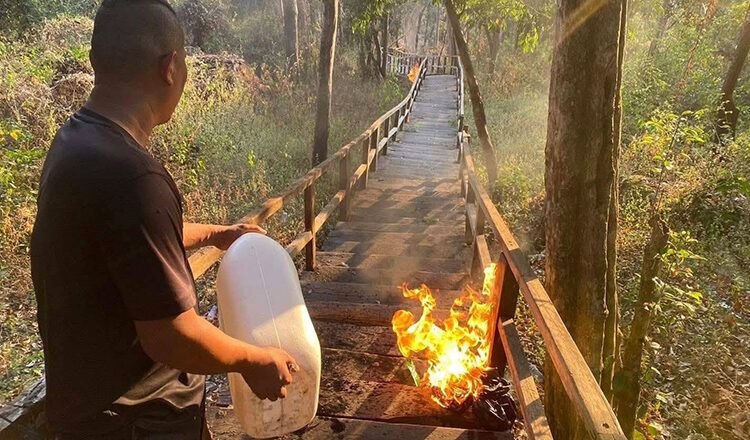 泰方烧毁边境古寺阶梯柬埔寨提出抗议