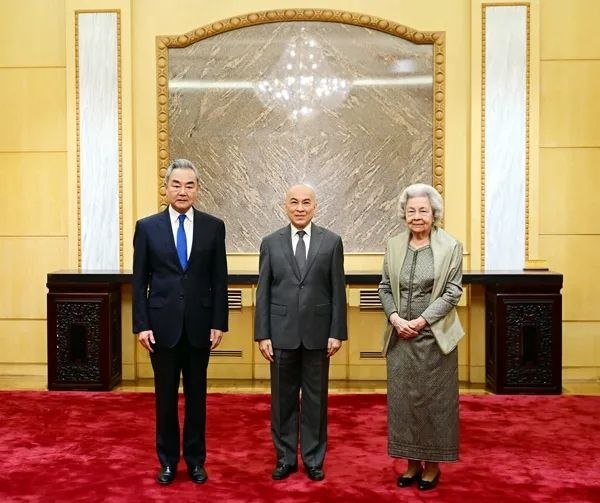 王毅在北京看望柬埔寨国王西哈莫尼及国母莫尼列
