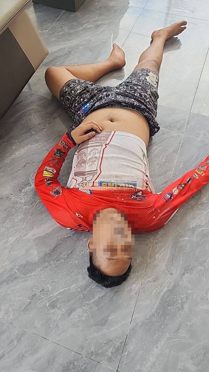 突发 西港第3分区一栋楼内,有人发现一名外国人倒在现场,口吐白沫,已确认死亡。