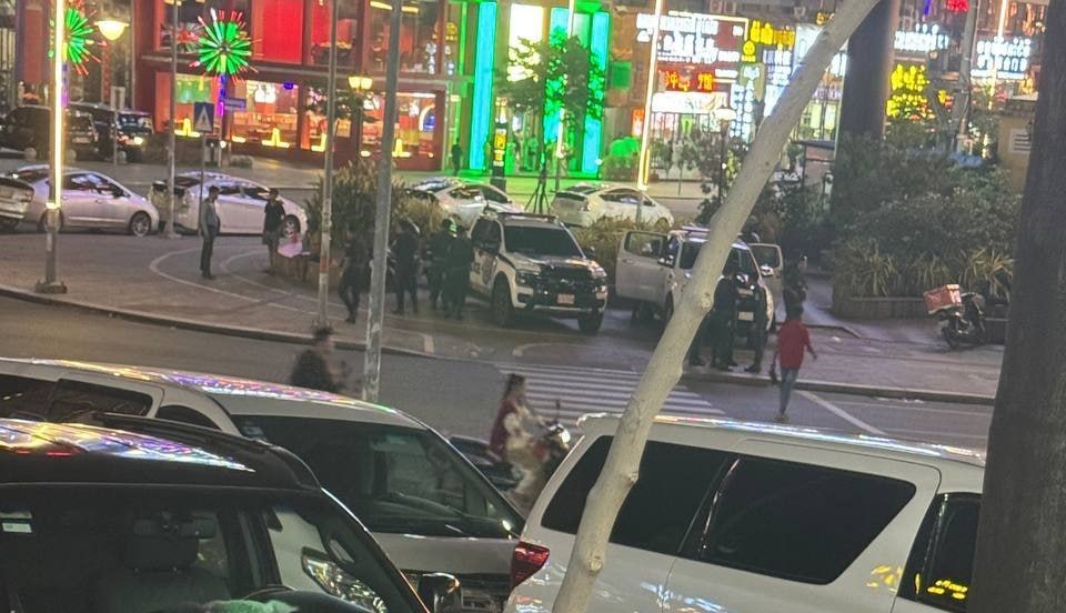 网友反馈:西港 双狮转盘,宪兵一堆,路过的人有盘问,注意避让!!!