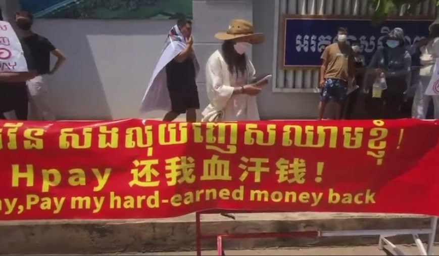 汇旺:今日,又又大批维权者摇旗呐喊,烈日之下仍在坚持维权