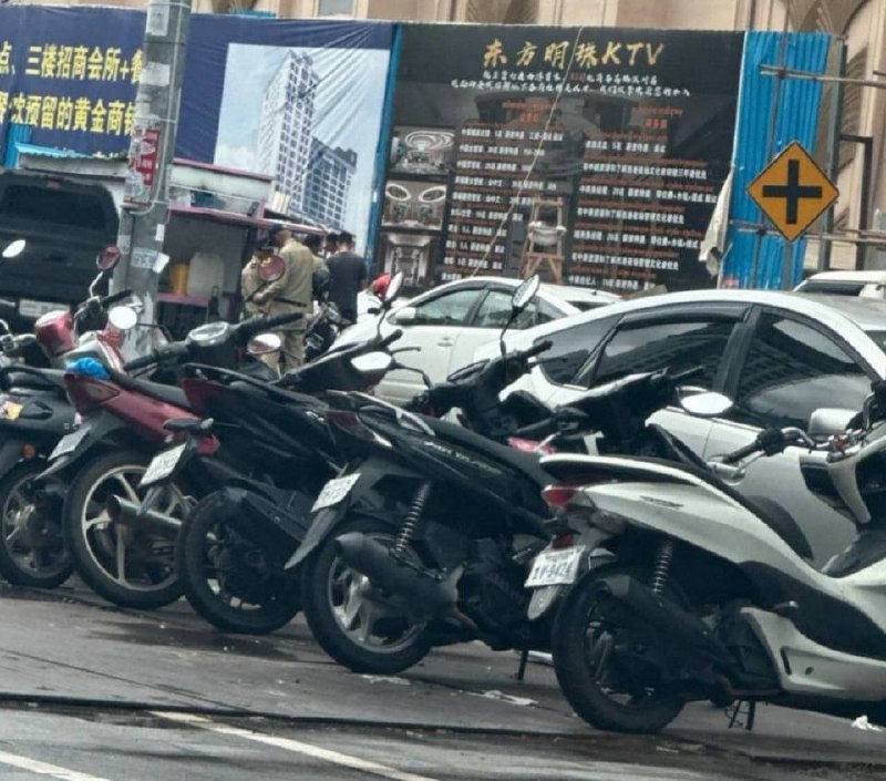 群友反馈:西港东方汇对面的工地门口有10个左右的宪兵,带着武器在那里不知道干啥,附近的兄弟注意了哦