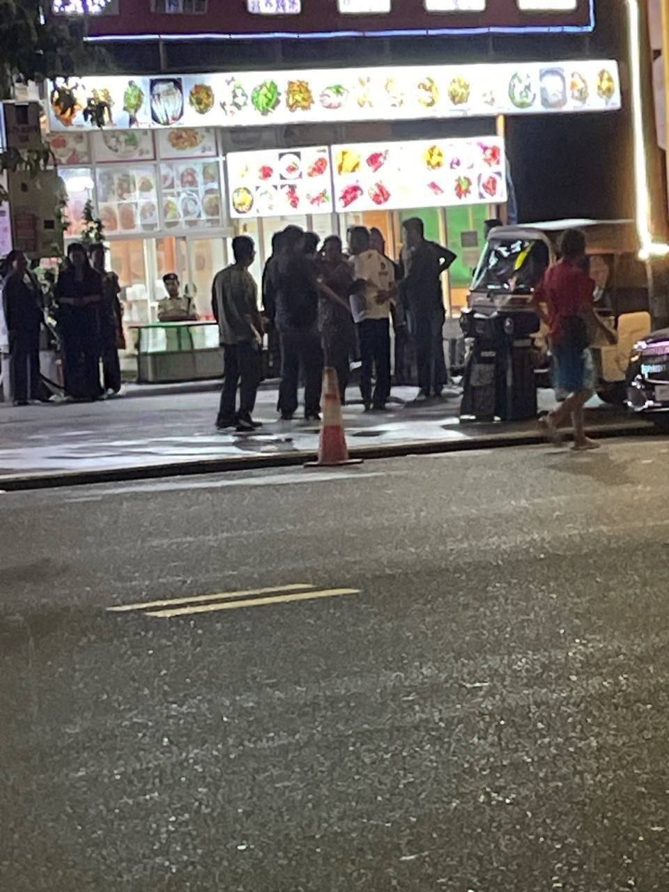 群友投稿 昨晚西港省医院附近一群中国人刚刚干起来了,互相叫喊,谁也不服谁。