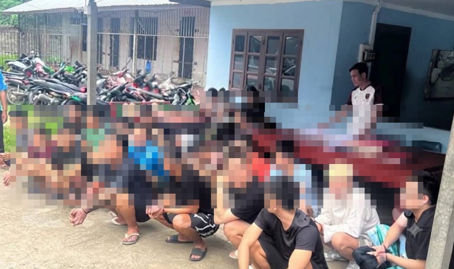 老挝资讯:纳赛通县警方在伊莱泰村抓获23名诈骗犯,缴获大量赃物