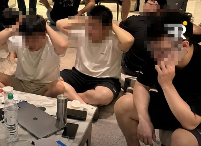 非洲资讯:肯尼亚警方突袭内罗毕诈骗窝点,18名中国公民被捕,现场查获多国护照及大量电子设备