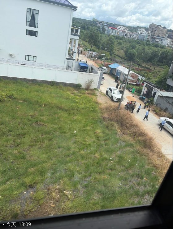 网友反馈:西港 德瓦度假村下面加油站过去一点有大批警察检查,附近的兄弟小心一点。