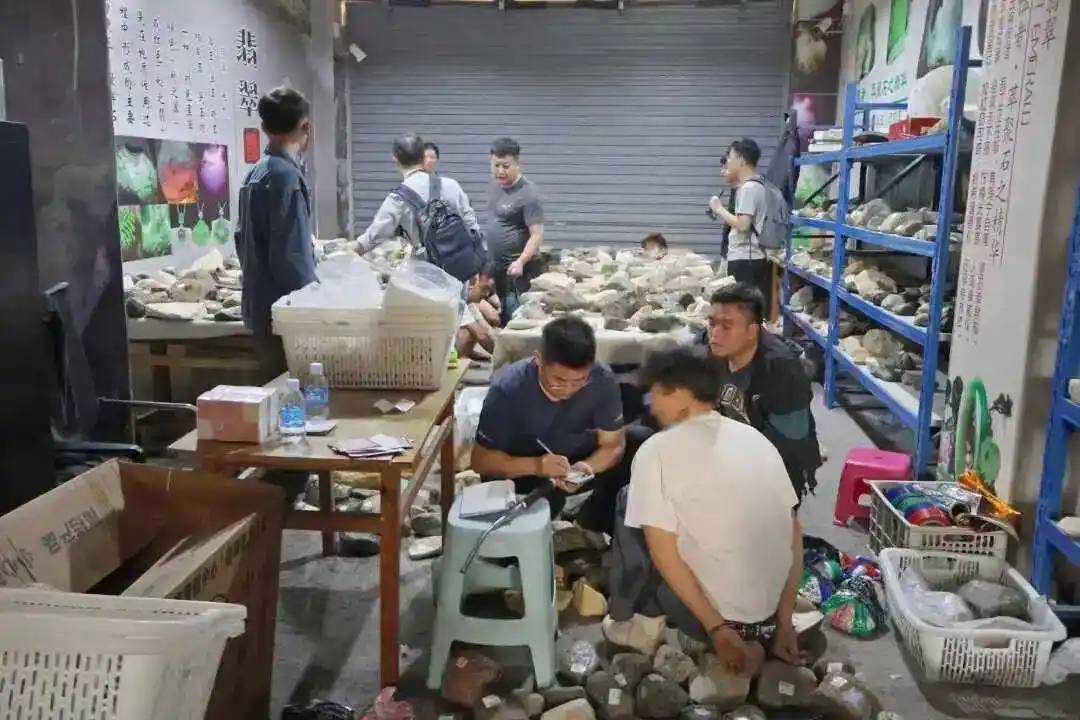 国内资讯:广东警方开展“铲诈29号”集群战役,打掉7个翡翠直播电信网络诈骗团伙,抓获嫌疑人181名!