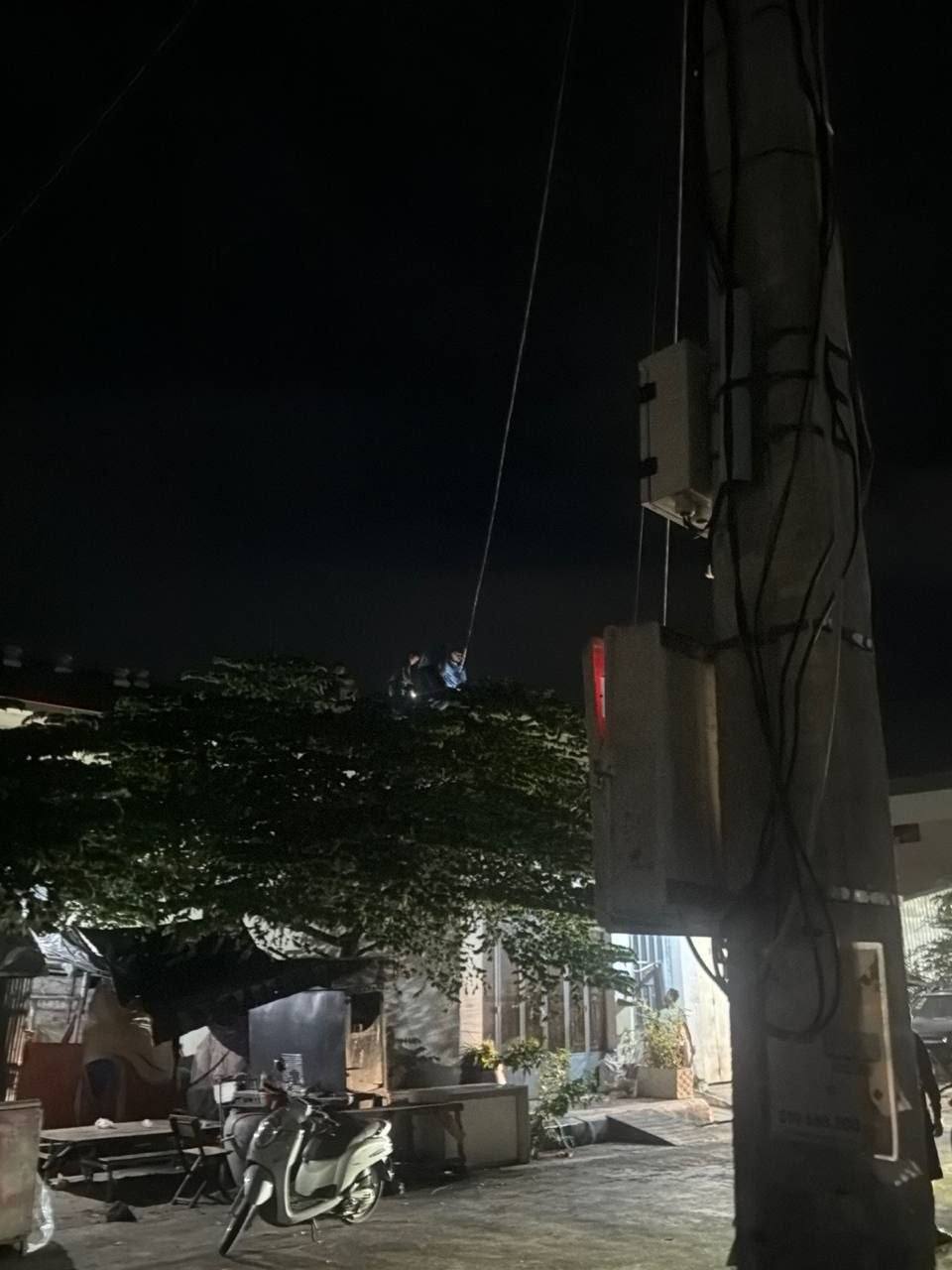 网友投稿:今日凌晨,一群中国籍人员持枪与执法人员发生交火,企图从金边朗哥区一处拘押中心逃离。