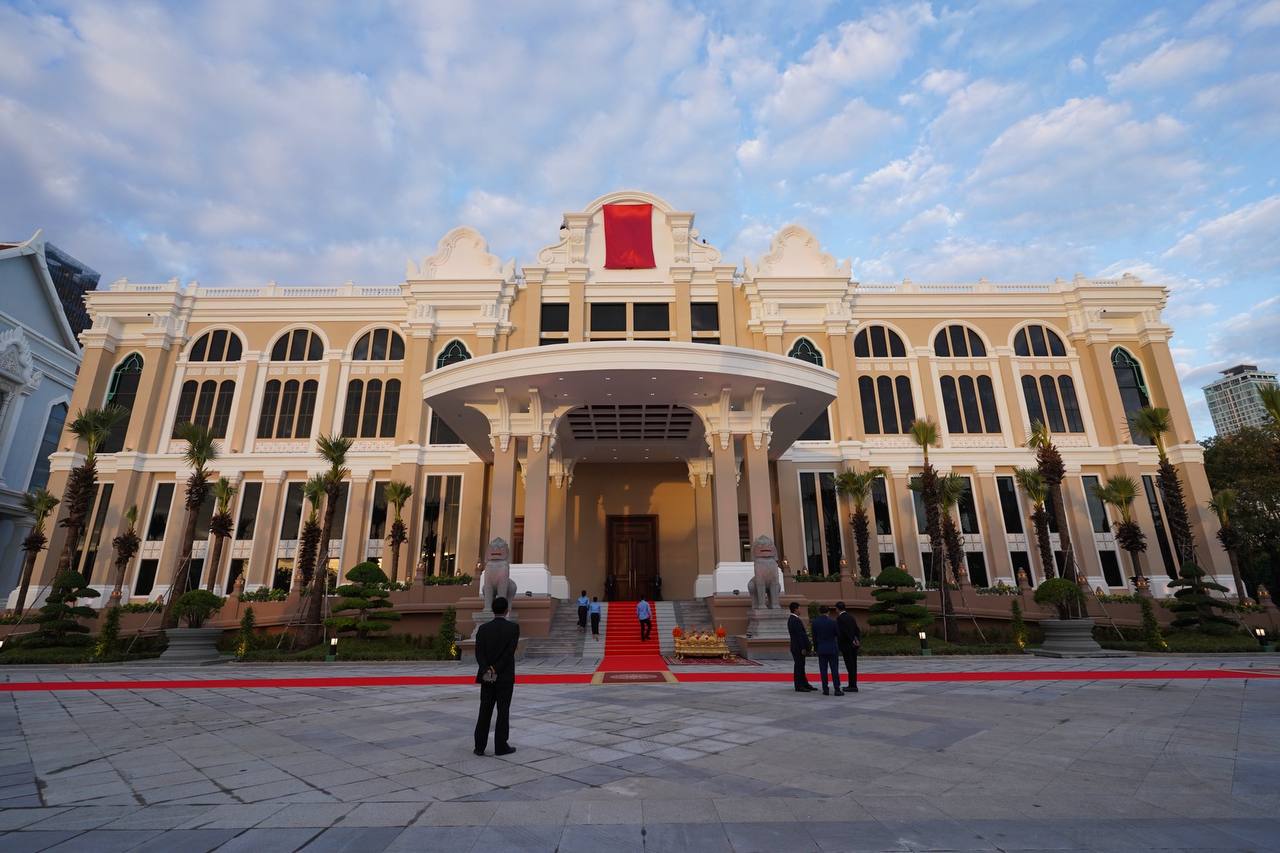 西哈莫尼国王主持柬参议院团结宫正式落成典礼