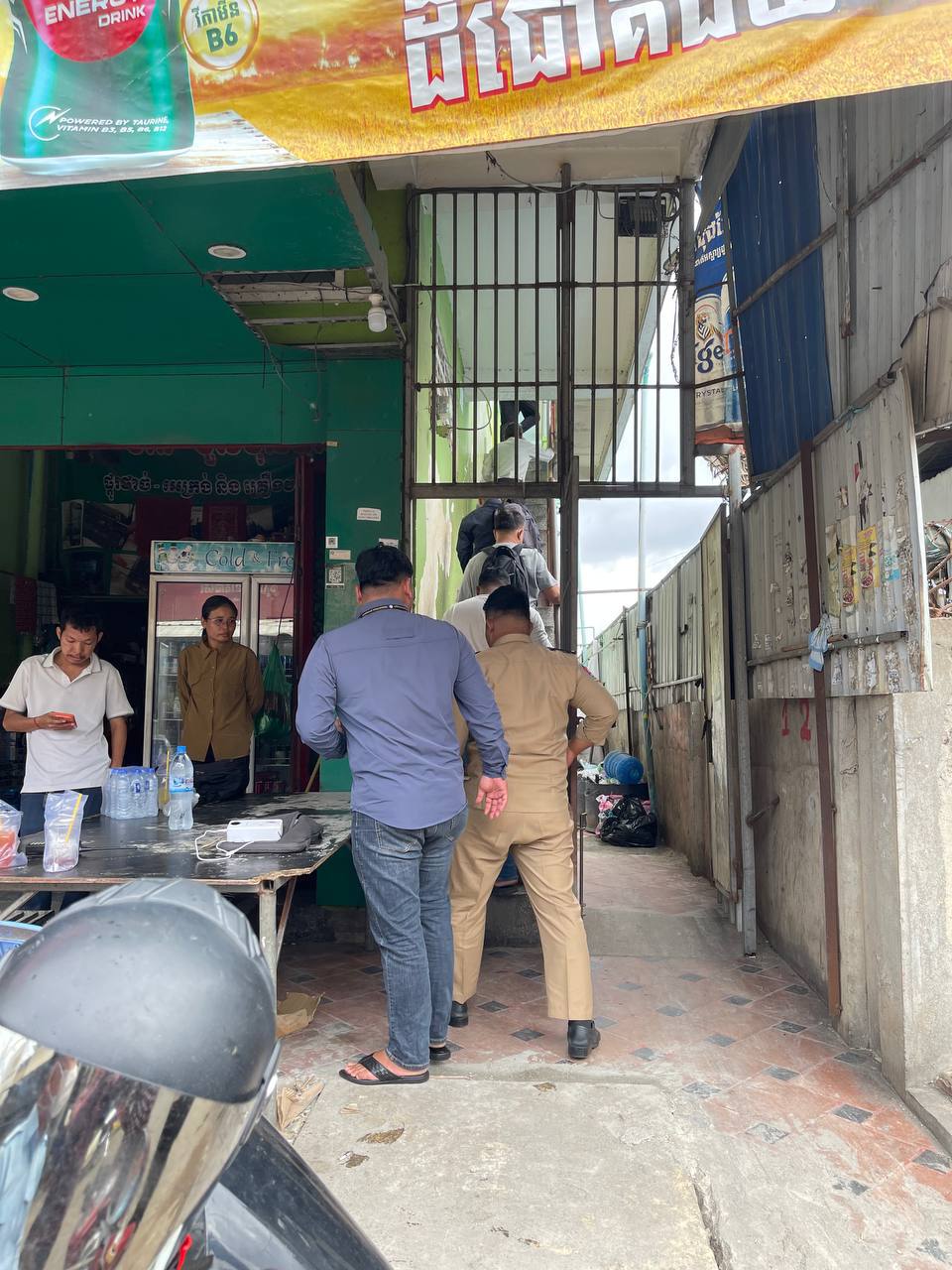 群友爆料:木牌一旅馆被检查了 现在执法人员已经控制现场 封锁了进出口。