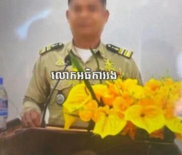 金边一警局副局长幽会情妇被抓包 撬天花板爬屋顶光膀出逃