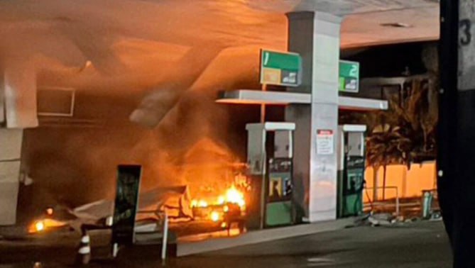 泰国也拉府6名歹徒闯入加油站开枪驱散人群后引爆炸弹,大火冲天