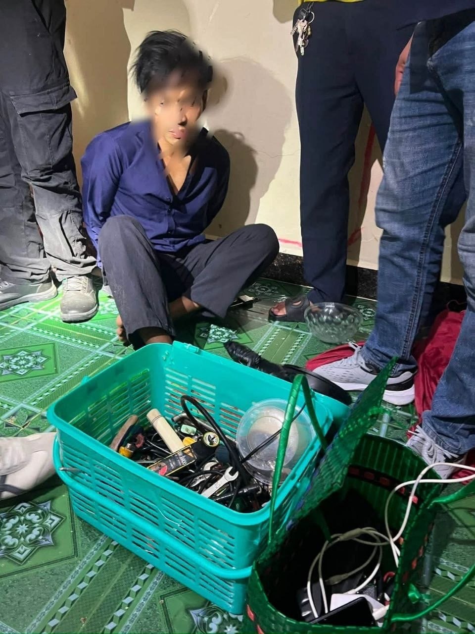 堆谷区警方抓获一名盗窃妇女摩托车的嫌疑人