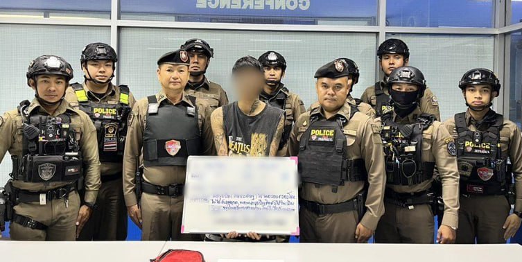 男子慌张逆行骑摩托躲避警察 搜出泰国自制枪支