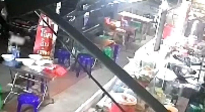 泰国孔敬男子醉闹粥店,掀翻粿条碗调料洒一地,警方已锁定嫌疑人周一约谈