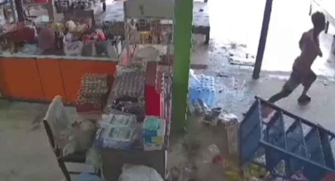 泰国男子疯狂求爱遭拒,砸店毁车被捕