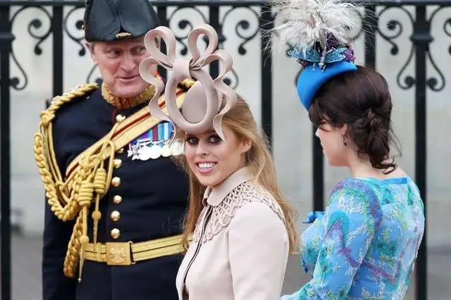 英国公主73万“马桶”礼帽,抢尽威廉凯特婚礼风头,设计师打破沉默