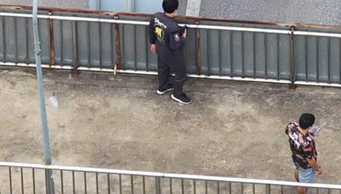 泰国拉玛二路天桥发现上吊男子 上班族受惊报警