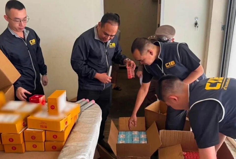 泰国警方突袭北榄府仓库,查获超过1.8万件假冒产品,中国男子因涉嫌销售假冒化妆品被捕
