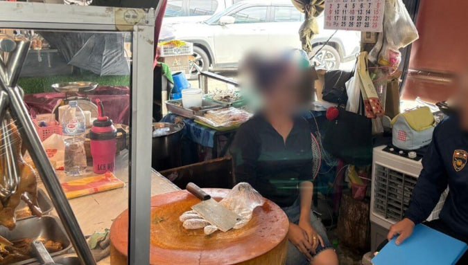 清迈移民局逮捕无证售卖卤鸭的老挝女子