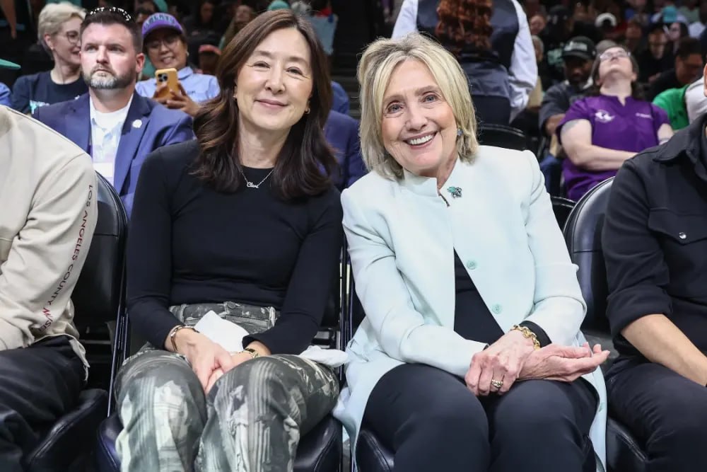 蔡崇信60岁前妻官宣离婚后首露面,同框希拉里看WNBA,百亿女富豪很低调