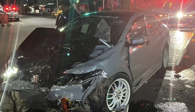泰国四色菊:轿车逃逸撞垃圾车,3男弃车,车内查获7.2万粒疯药