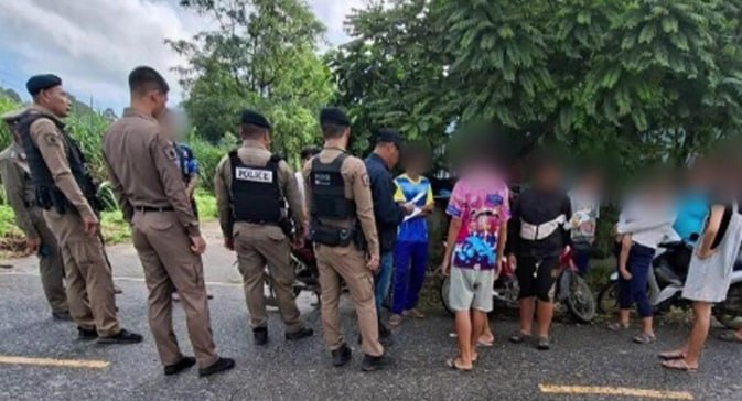 泰国13-15岁青少年村中火并,63岁大爷坐门口被流弹击中