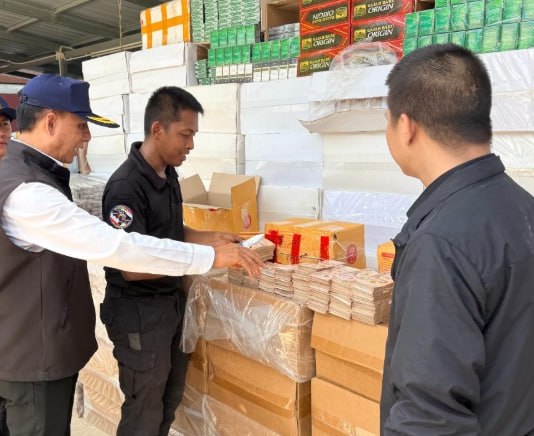 泰国警方突查仓库缴获走私香烟及1800万现金 涉案超1亿泰铢