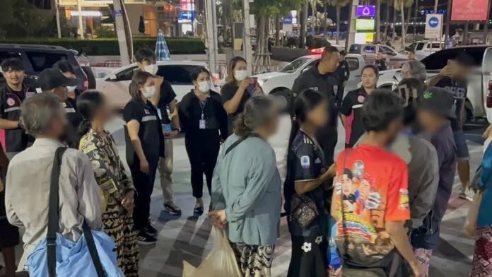 芭提雅严打街头乞讨,发现17名柬埔寨籍乞讨者,其中包括婴幼儿