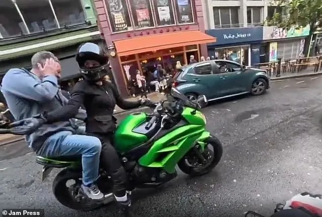 英国32岁女摩托车手走红!突遭男子跳上后座还动手动脚,扇耳光反击被盛赞