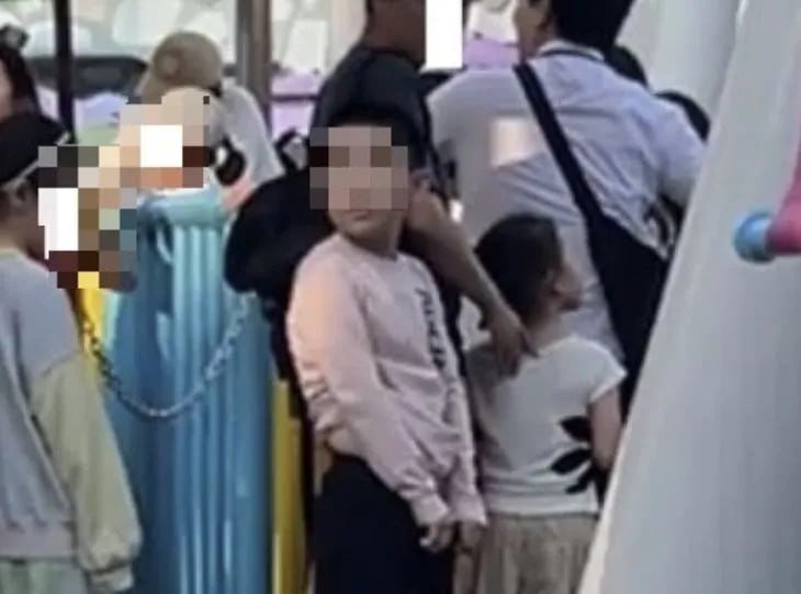 首尔乐天世界男童排队区当众小便:现场疑似使用中文,身份尚未确认