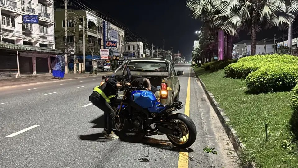 俄罗斯男子骑大型摩托车撞上芭提雅素坤逸路中央隔离带,当场身亡