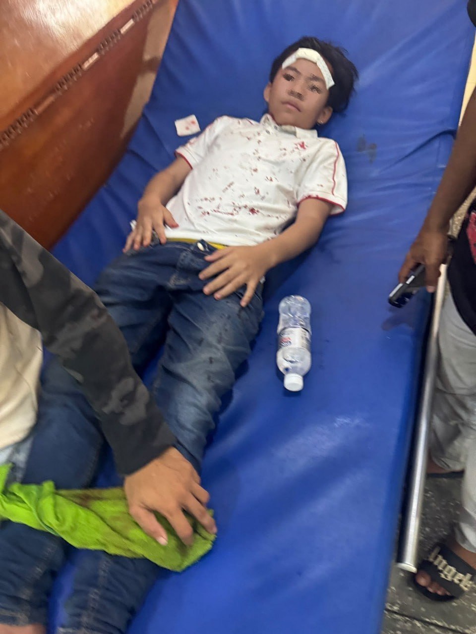 柬埔寨磅通省警方逮捕三名殴打少年致头部受伤嫌疑人